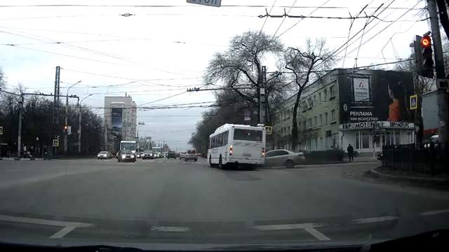 Дтп с автобусом на пересечении Московского проспекта и Беговой в Воронеже 12 ноября 2016