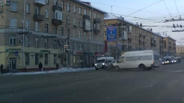 Дтп с маршруткой на пересечении Карла Маркса и Маяковского в Омске 14 ноября 2016