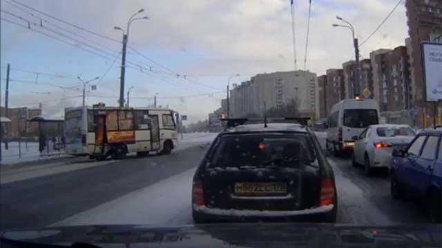 Дтп с маршруткой на пересечении проспекта Ветеранов и улицы Добровольцев в Санкт-Петербурге 4 декабря 2016