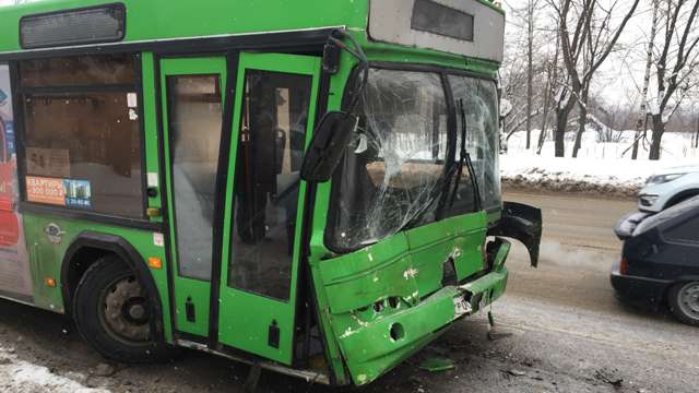Дтп с автобусами на Октябрьском проспекте в Кирове 18 января 2017