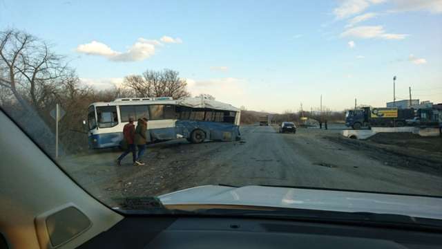 Самосвал протаранил автобус в поселке Смоляниново в Шкотовском районе