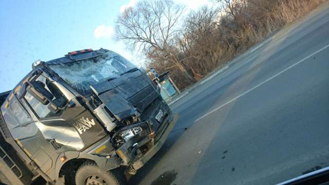 Самосвал протаранил автобус в поселке Смоляниново в Шкотовском районе