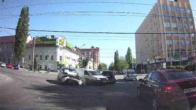 Крупное дтп на пересечении Красноармейской и Соколова в Ростове-на-Дону
