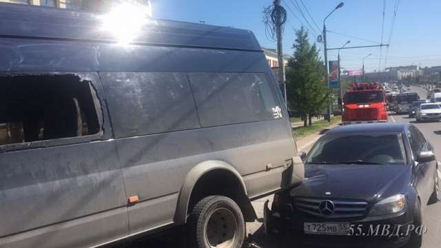 Серьезное дтп с маршруткой на улице Гагарина в Омске