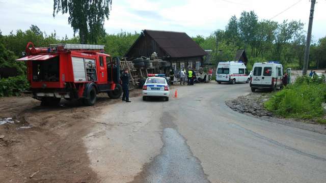 Грузовик протаранил дом на улице Спасская в Кирове