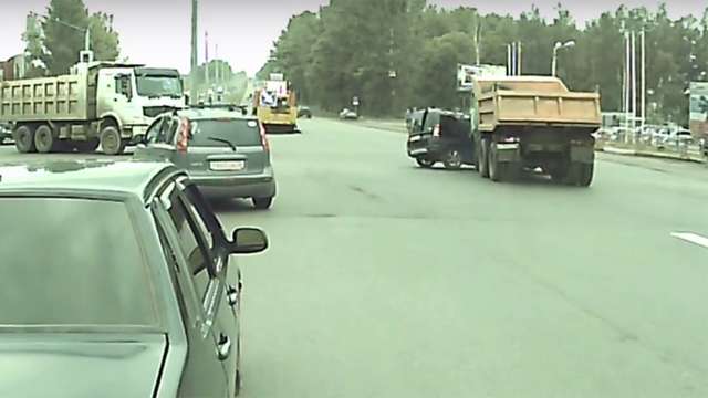 Видео серьезного дтп на пересечении Московского проспекта и улицы Калинина в Ярославле