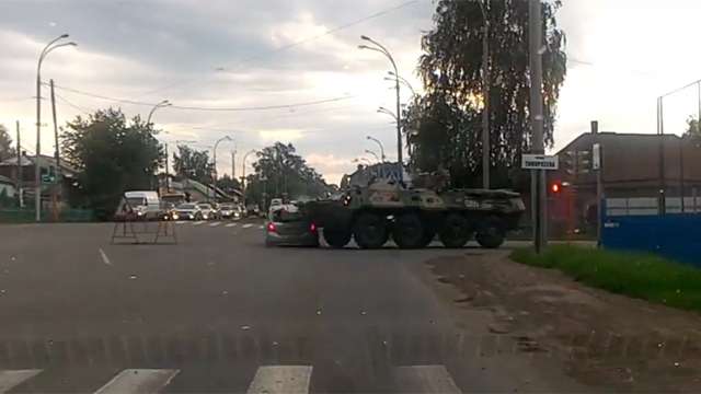 Дтп с БТР на пересечении улицы Соборная и Сибиряков-Гвардейцев в Кемерово