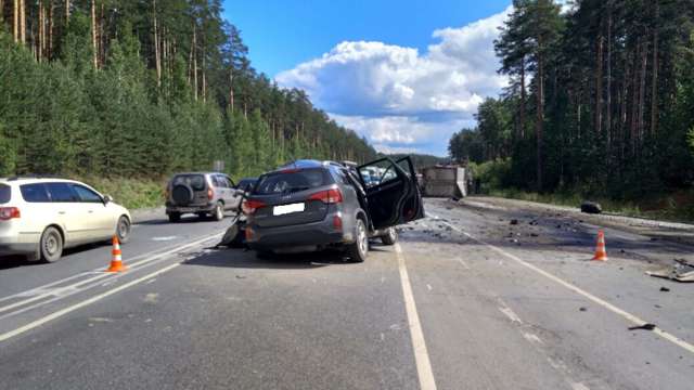 Серьезное дтп с грузовиком на ЕКАД в Екатеринбурге
