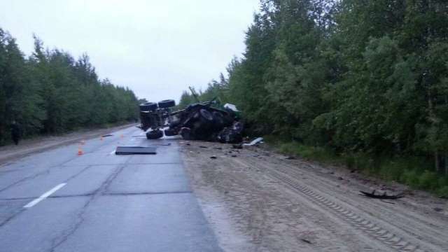 Грузовик раздавил иномарку в Сургутском районе ХМАО