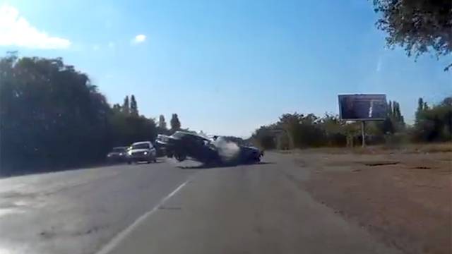 Серьезное дтп под Симферополем 21 августа 2017 попало на видео